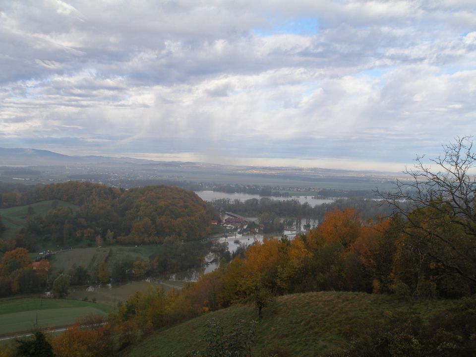 pogled od Sv.Ane pri Borlu na poplavljeno območje