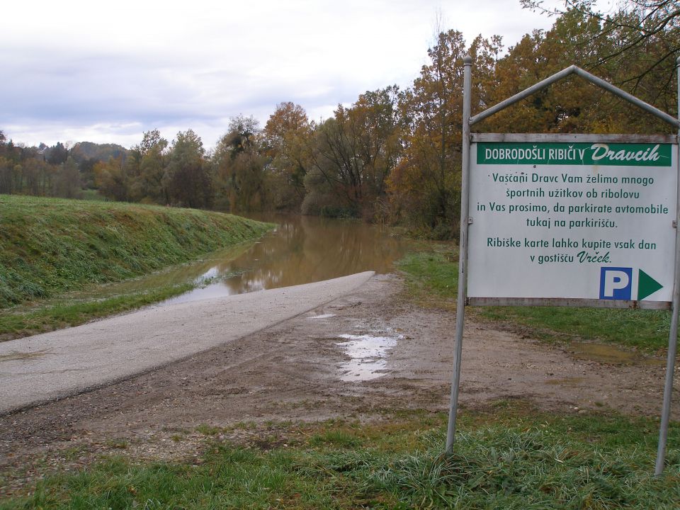 poplavljena cesta v Dravcih