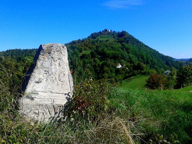 Spredaj mejni kamen še iz Marije Terezije,zadej gor Sv.Avguštin