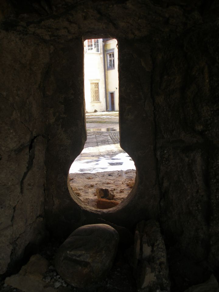 pogled skozi strelne line v obzidju