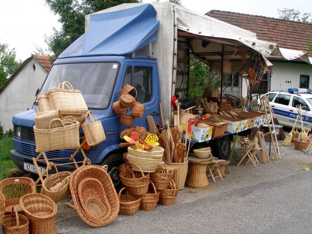 Tisti belo-plavi avto ni naprodaj :-))