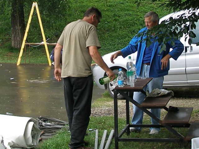 Glej tistega kak kosi na igrišču