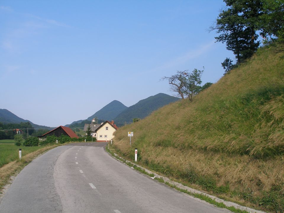 na desni pa Resenik in Donačka gora