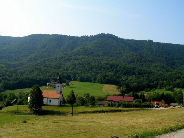 Sv.Boštjan v Žetalah,zada gor je Maceljska gora