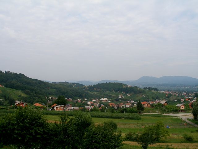 Tam v daljavi Donačka gora