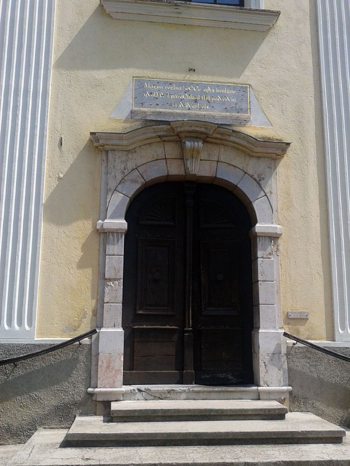 vhod v farno cerkev