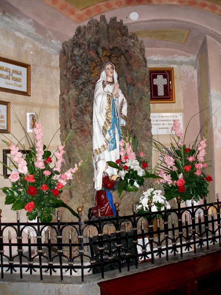 čudovit stranski oltar z Marijo