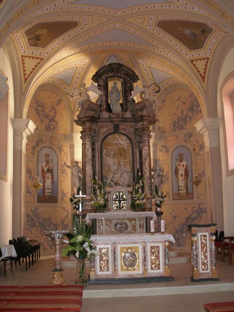 Zanimiv glavni oltar,kjer so slike iz kamna