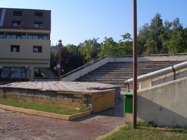 Kot recimo letno gledališče pred hotelom