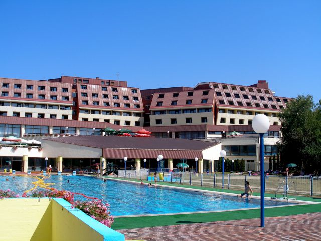 Pogled na hotel z bazenov