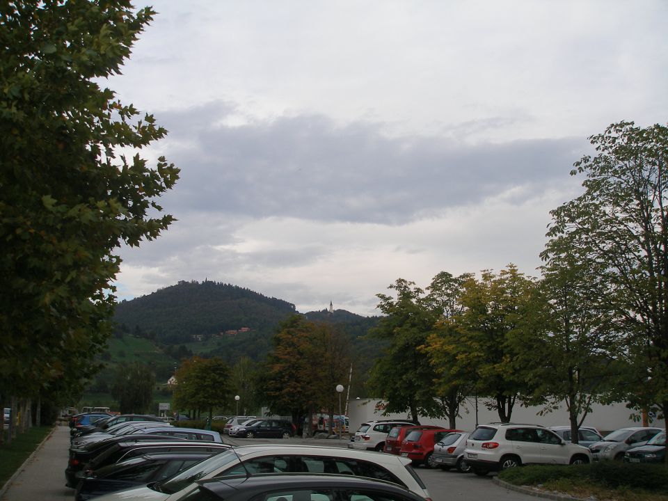 pogled na Brinjevo goro z dvema cerkvicama Sv.Matere Božje in Sv.Neža