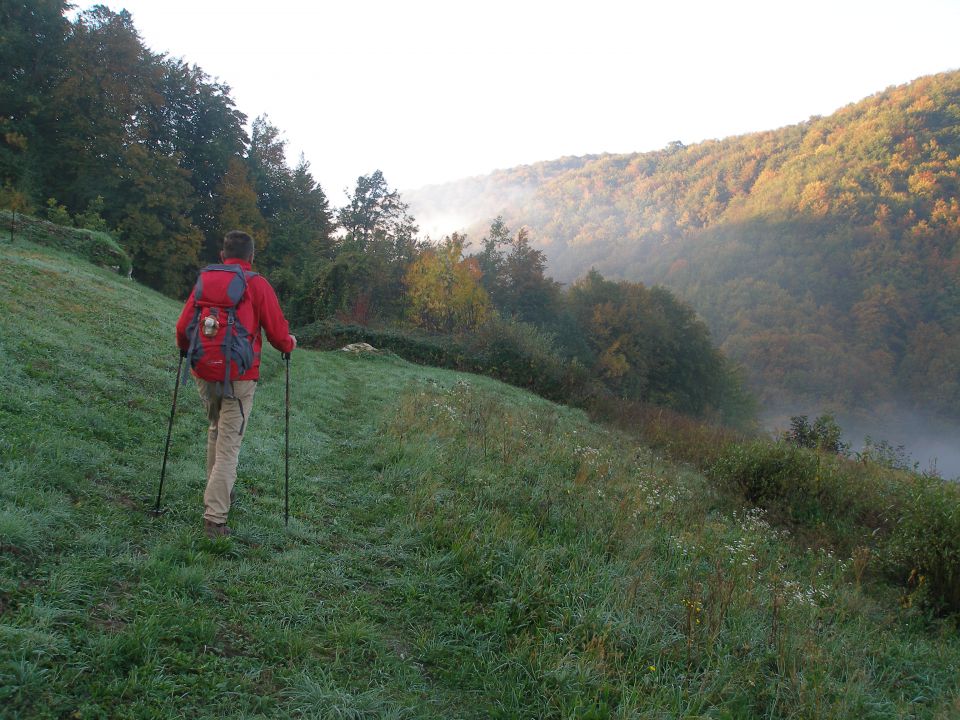 gremo naprej proti jamam