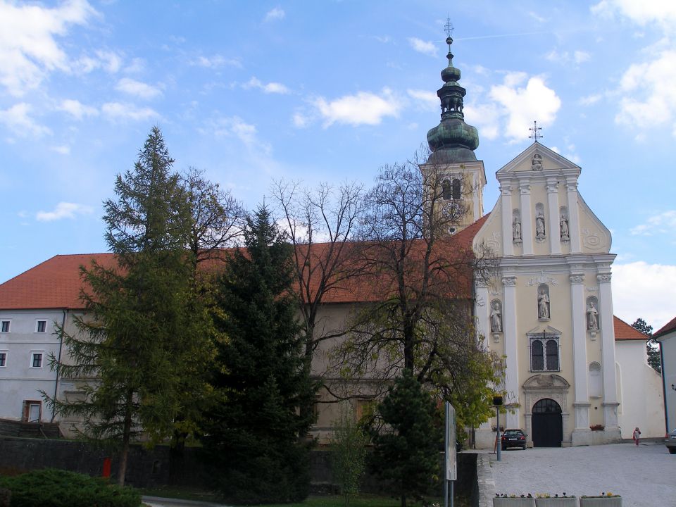 evo,smo pred samostanom Pavlincev