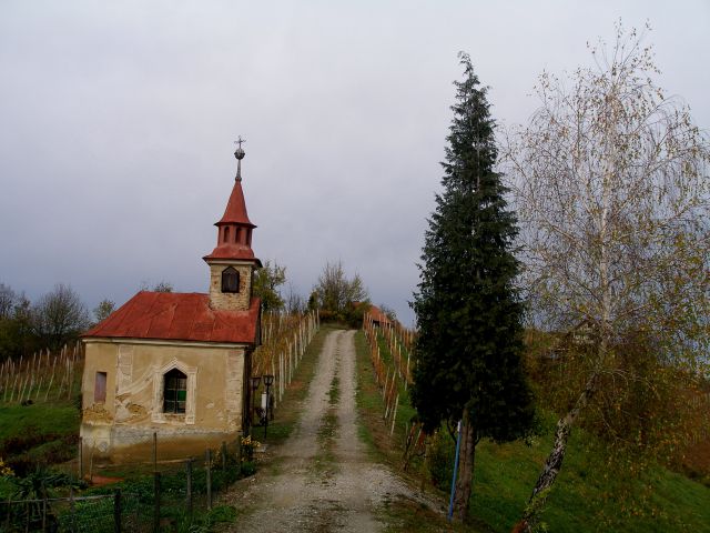 Tutoska kapelica,oddaljena nekaj sto metrov od prejšne kapelice
