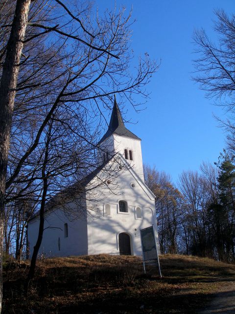 Cerkvica v sončku