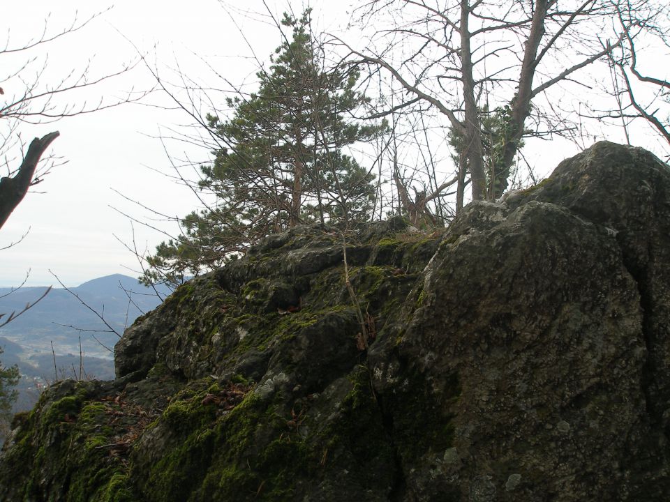 vrh,zadej gor se vidi Ajdovo zrno,vzhodni del Strahinjčice