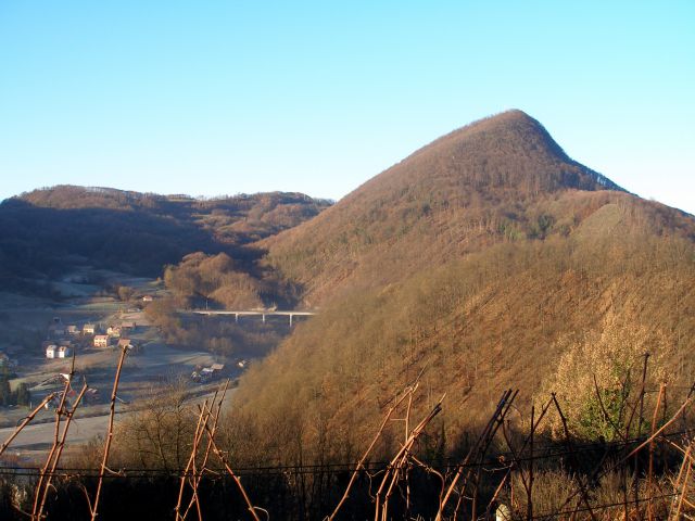 Najbolj zahodni del Strahinjčice je vrh Brezovica