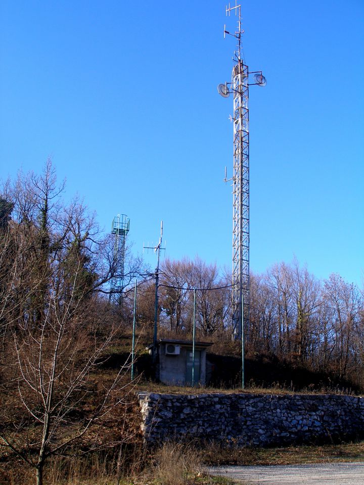 razgledni stolp z antenskim stolpom