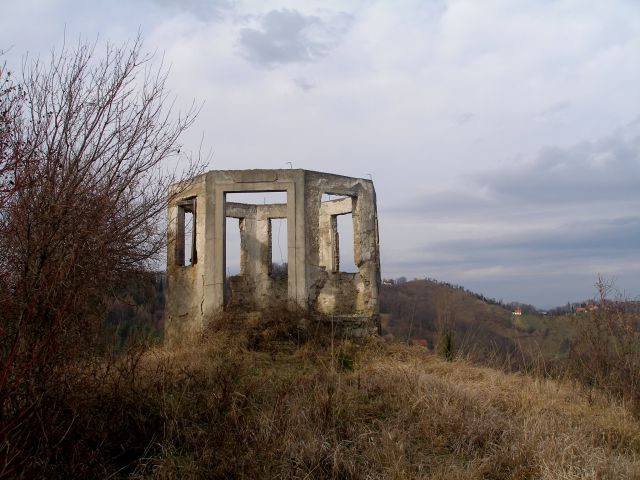 Celo razgledno rotundo so si zgradili