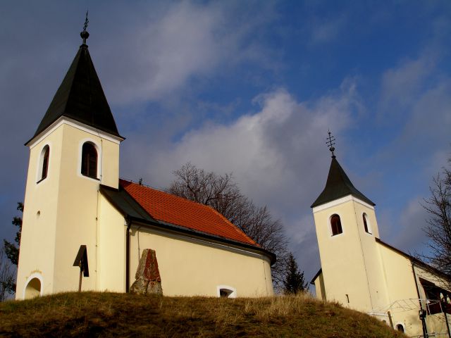 Na vrhu sv.Avguština sta dve cerkvici,druga je sv.Magdalena