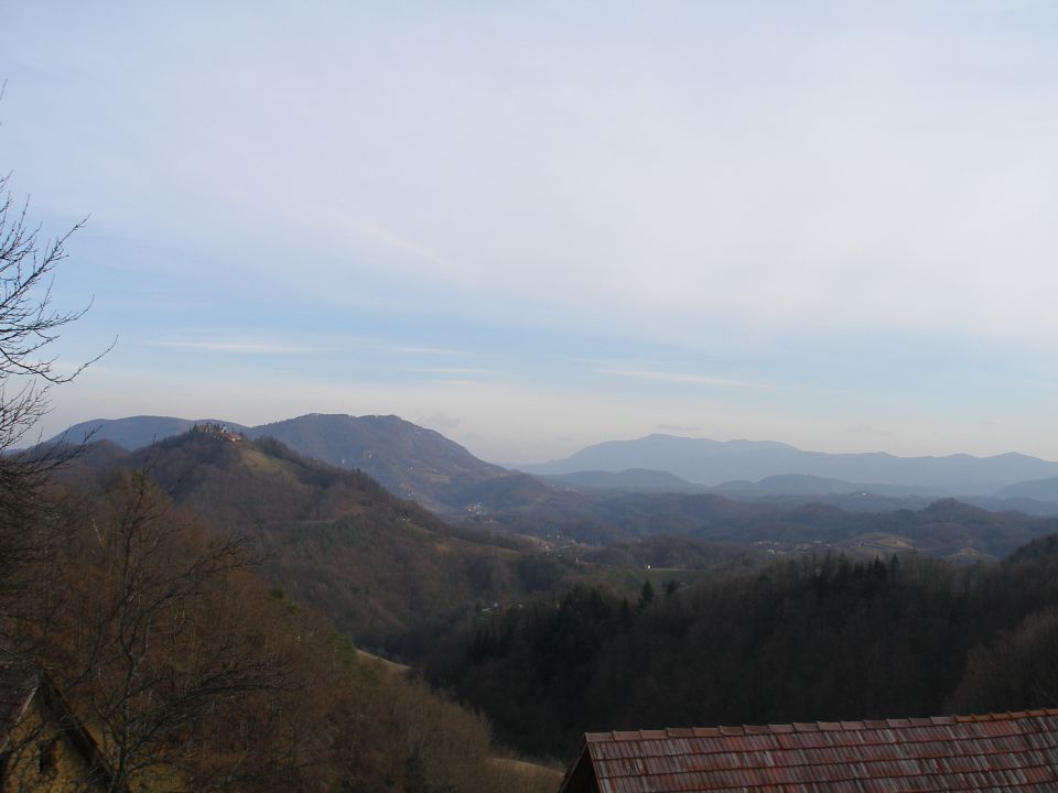 proti jugu se lepo vidi sv.Avguštin spredaj,pol je Ravna gora in zadej Ivanščica