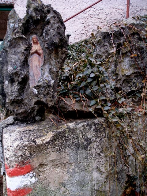 Marija v kamnu ob poti na goro