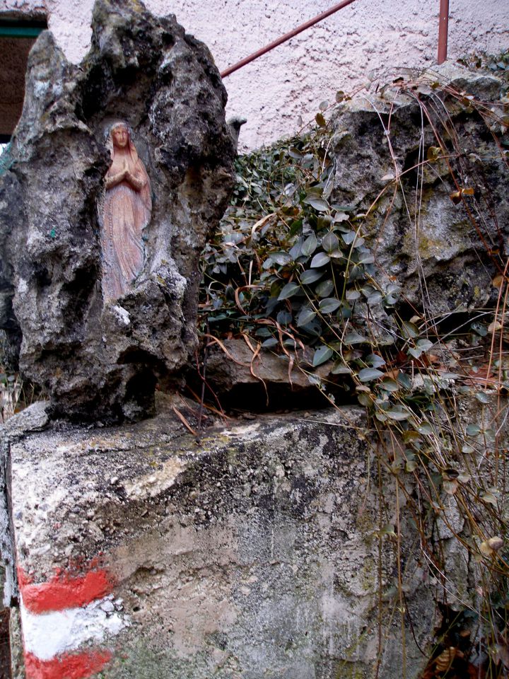 Marija v kamnu ob poti na goro