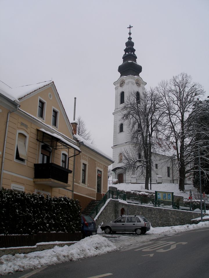 levo rojstna hiša Vladimirja Bračiča,zadej gor farna cerkev Sv.Barbare