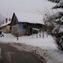 stare hiške v snegu in ledu