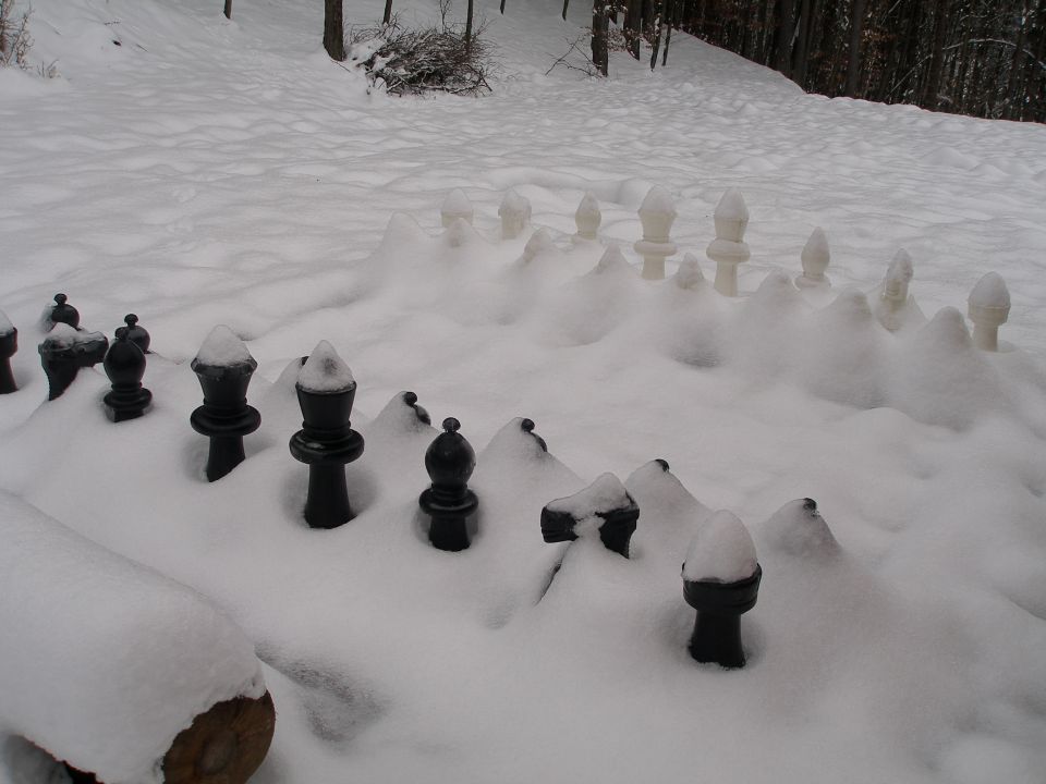 sneženi šah čaka na šahiste