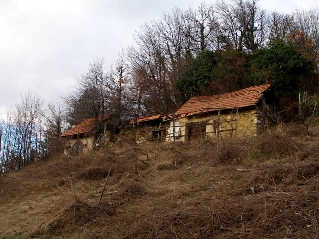 še ena domačija,ki jo čas pobira....