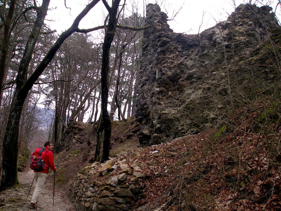 razvaline starega gradu iz začetka 14.stol.