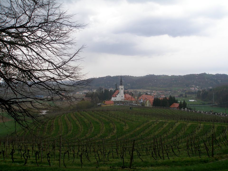 še pogled proti drugi cerkvici v vasi