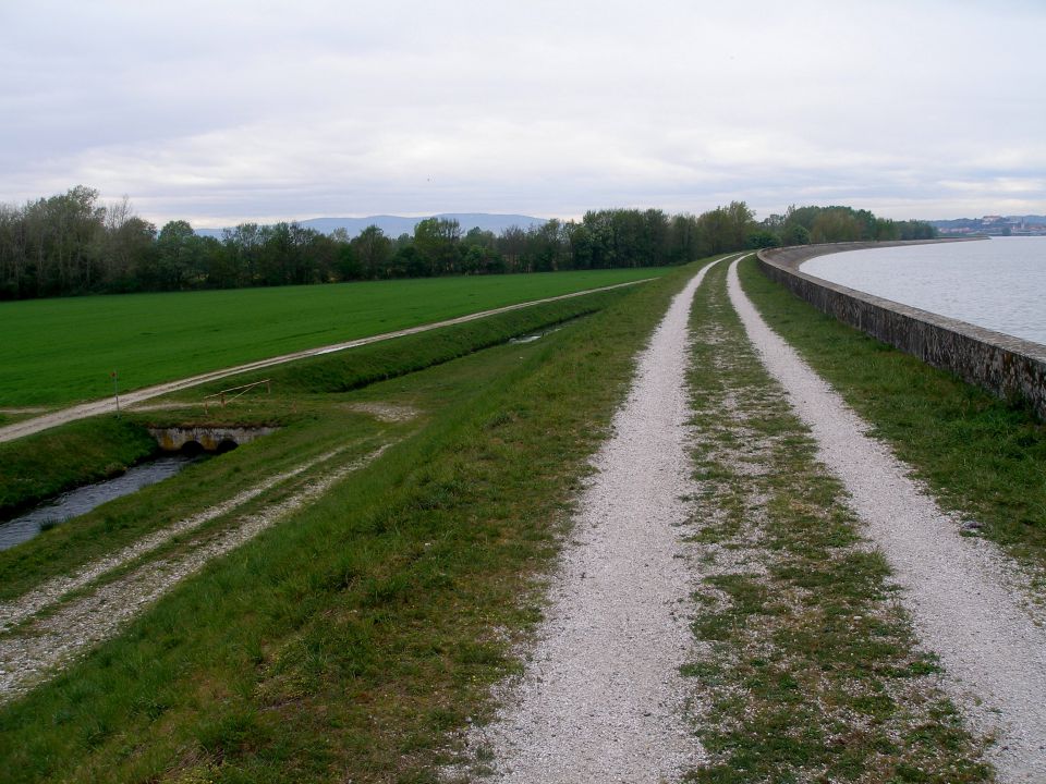tu smo že na obali jezera in jo mlatimo proti Ptuju