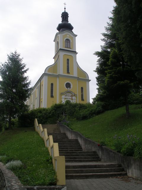 Nazaj grede  še obisk cerkvice Sv.Petra in Pavla nad Cvetlinom