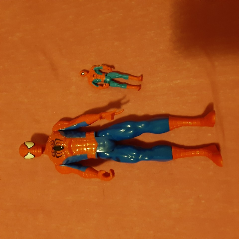 Spiderman figura, 8 eur