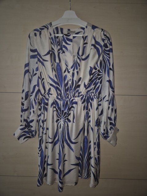 Nenošeno,H&M,številka M,večja,ustreza bolj L, 25 eur
