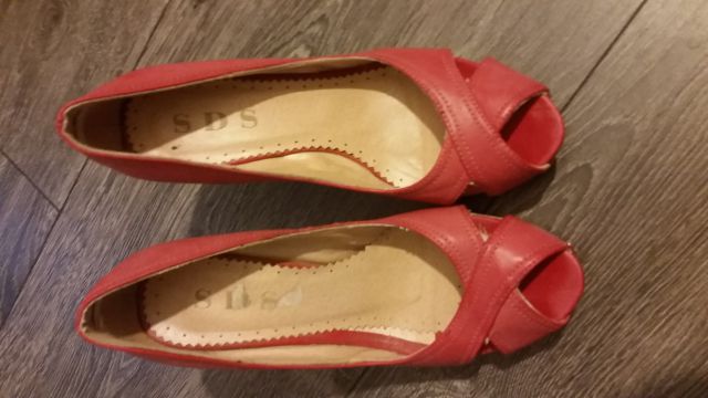 Rdeči usnjeni ženski čevlji št.38