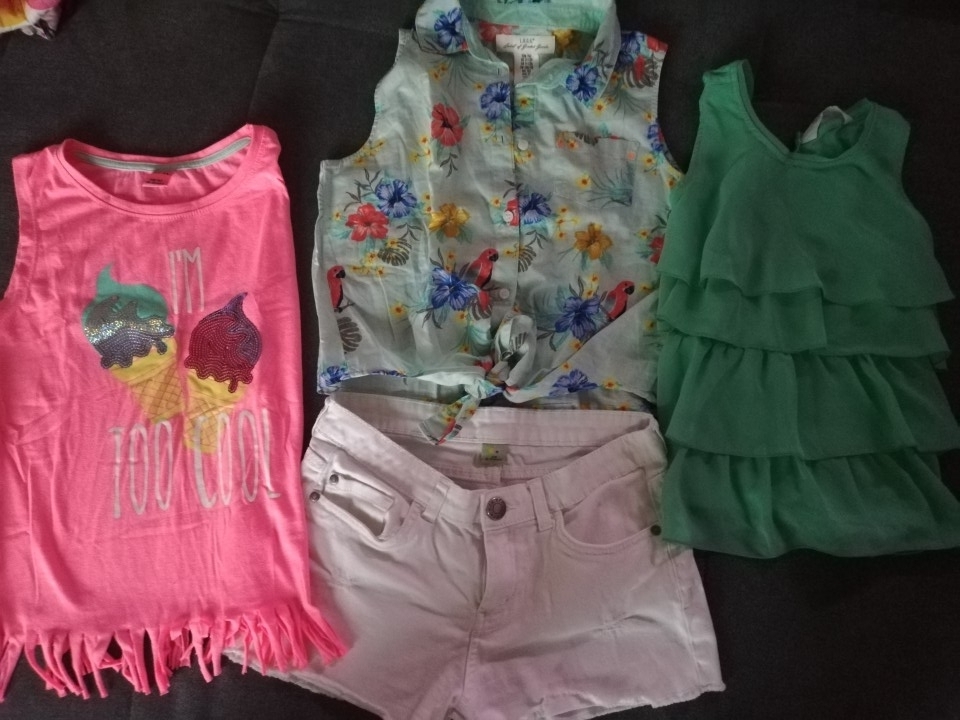 Vse zelo lepo ohranjeno (3 majčke, bele kr. hlače in pinki pajac-nas.slika)