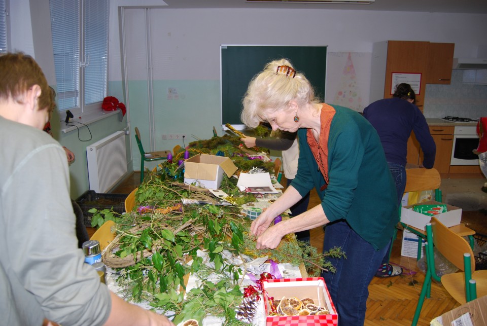 Izdelava nov. okraskov in adventnih venčkov - foto povečava