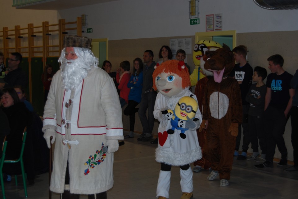 Dedek Mraz in novoletna proslava - foto povečava