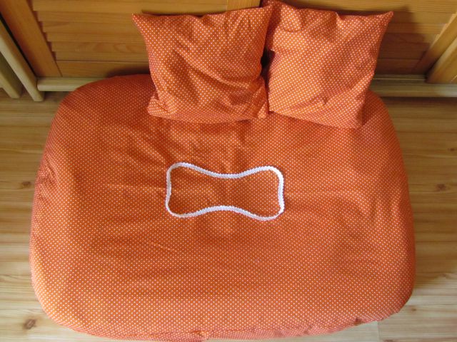 Oranžna postelja