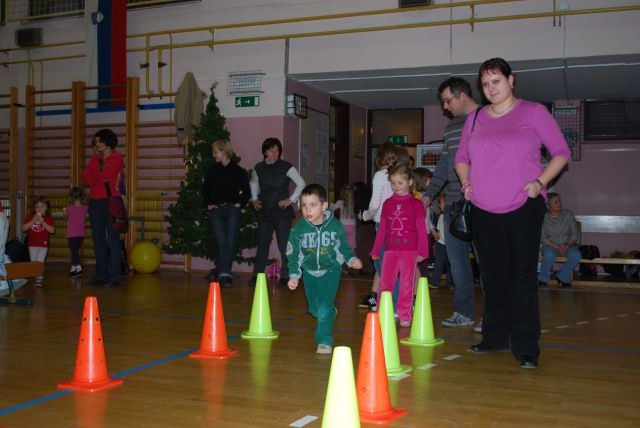 Dedek mraz v trzinski telovadnici_dec 2010 - foto