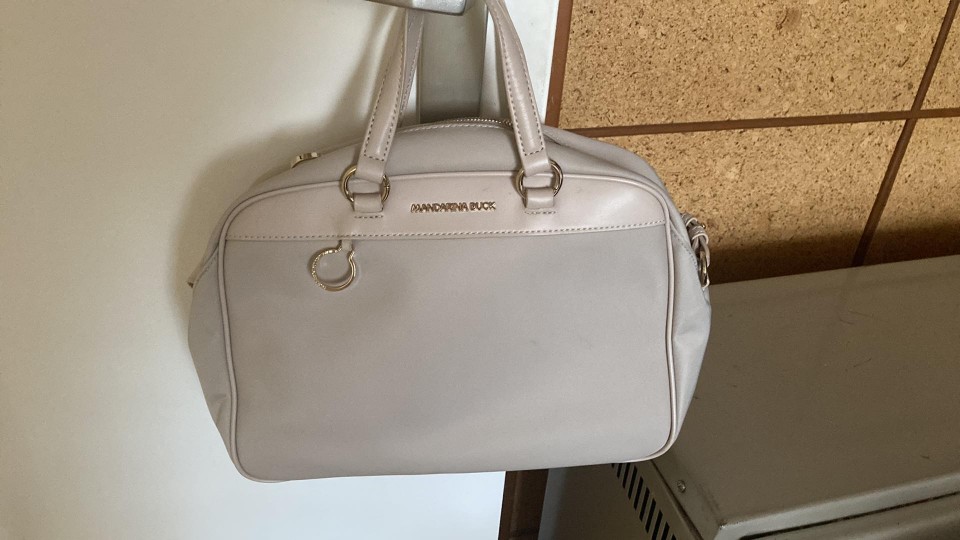 Krem torbica Mandarina Duck  - foto povečava