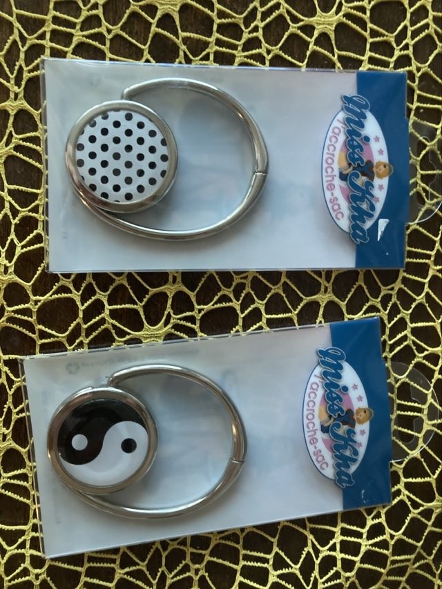 PODARIM: Obešalnik za torbice  - foto povečava