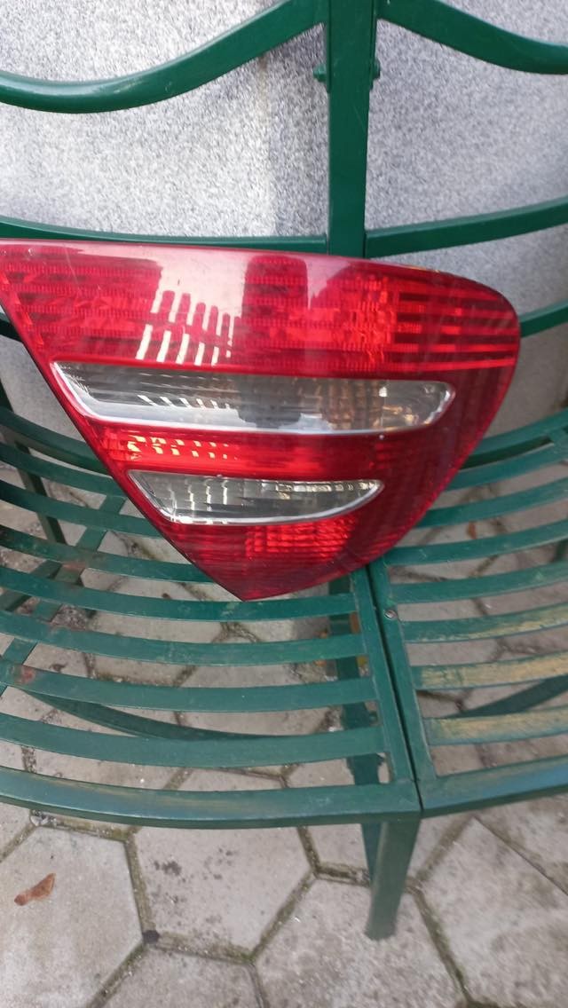 Zadnja desna luč za mercedez E220 - foto povečava