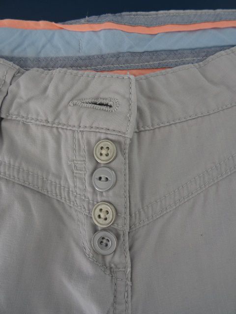 Detalj sive hlače pod kolenom SOliver 158 s pasom