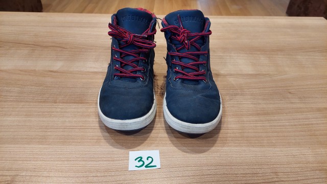 Čevlji 32 - 8€