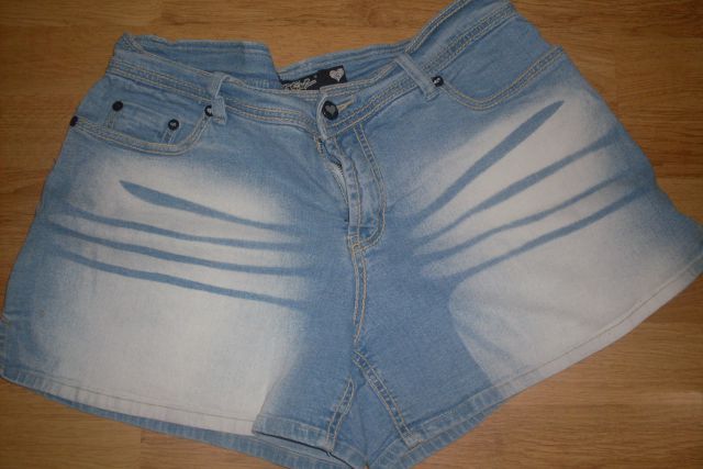 Kratke hlače iz Jeansa, št:L  cena : 6€