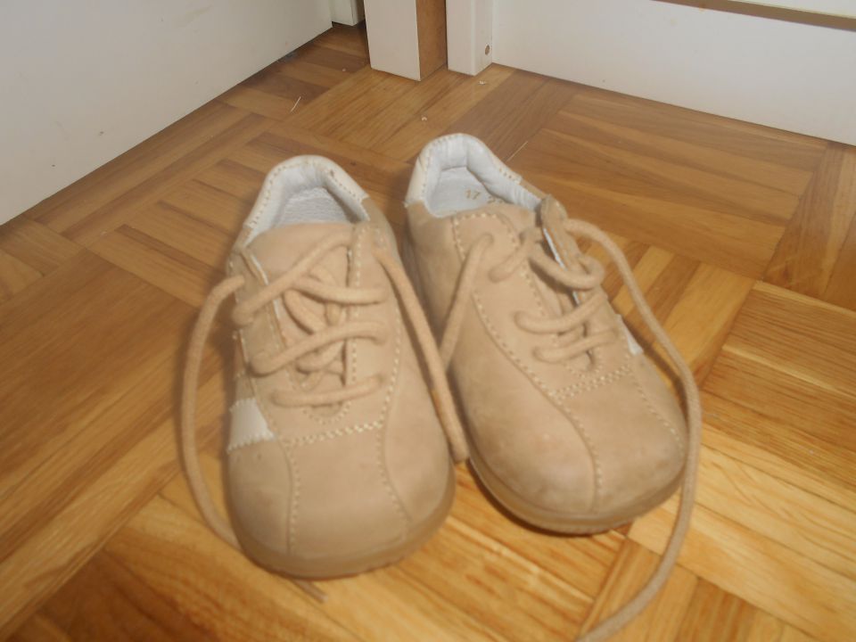 prehodni čevlji št. 17, €5